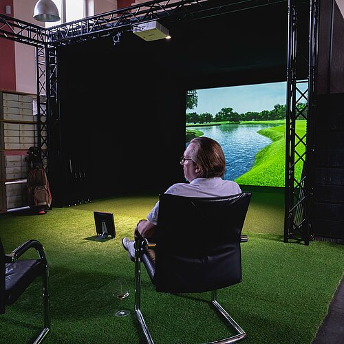 Macht‘s wie Karl - den Tag entspannt am See ausklingen lassen und eine ruhige Kugel bei einem Glas Wein schieben. 🏌🏻♂️ ...